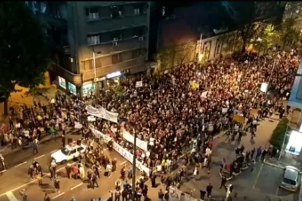 JA HOĆU ŽIVOT: Demonstranti su zastali ispred RTS i zapevali - i tako je nastao snimak ZA ISTORIJU! (VIDEO)