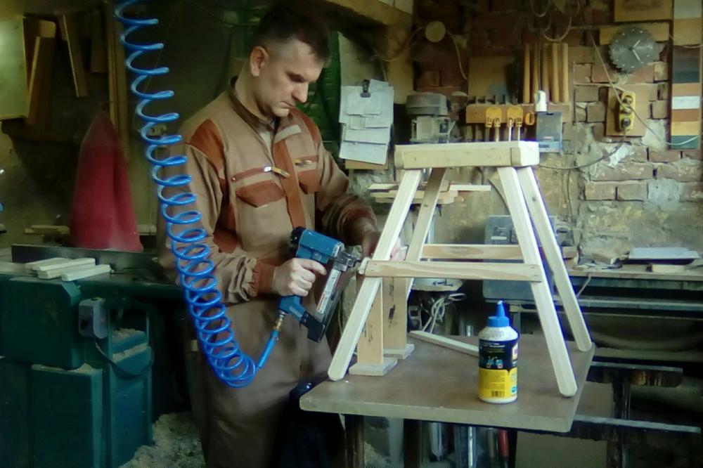 ŠTA VI MISLITE, DA SE DECA KUPUJU U RADNJAMA? Stolar Mile koji ceo život pomaže mališanima, zakopao rečima nesavesne roditelje, za ceo život! (FOTO)