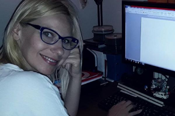 BLAM SRPSKE VODITELJKE NA KUB! Čestitala BOŽIĆ UMESTO USKRSA, I OFARBALA JAJA NA "BADNJE VEČE"! (FOTO)