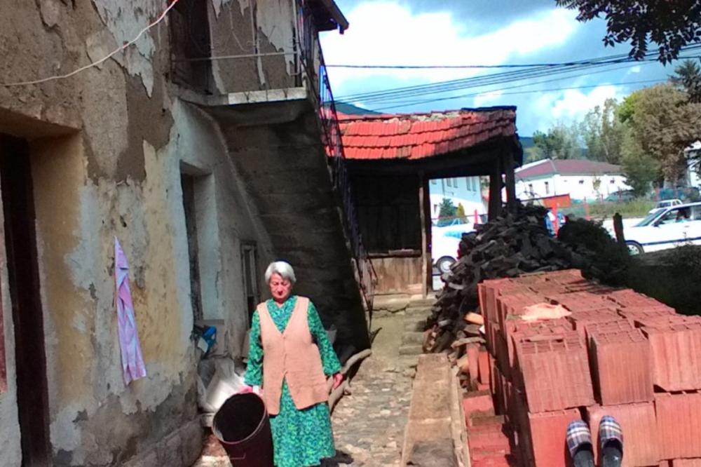 Plamen sveće je bila jedina svetlost u njihovom domu i životu, a ONDA IM SE SRUŠILA KUĆA! Tragična sudbina Spasića iz Vranja (FOTO)