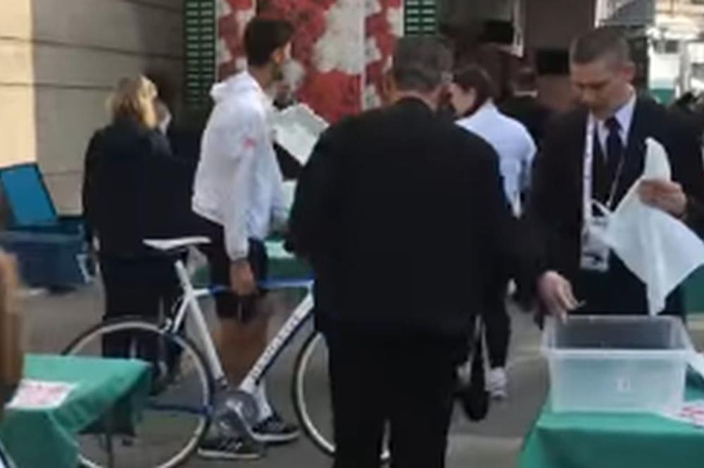 A NIJE MU PUKLA GUMA: Đoković bajsom na sparing sa Vavrinkom, ali niko nije očekivao šta će mu se desiti na ulazu! (VIDEO)