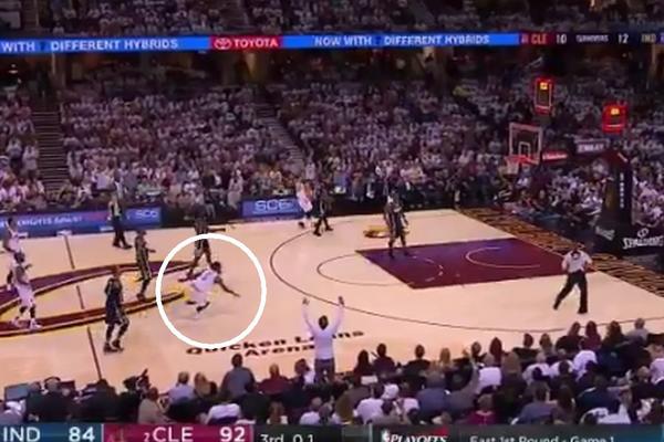 ISPALE SE SAMO REĐAJU: Nema toga ko se ne smeje izvikanom igrači Klivlenda zbog onoga što je uradio! (VIDEO)