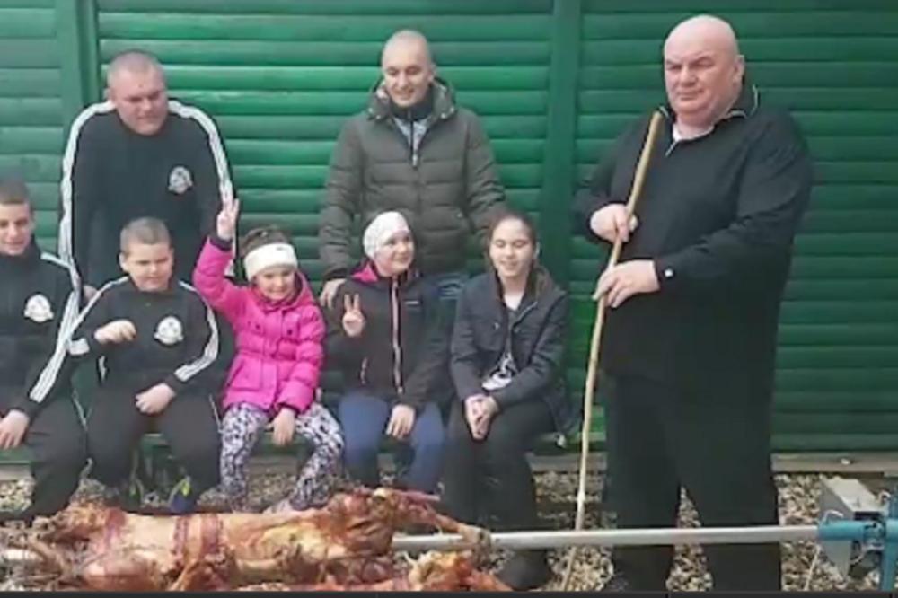 KAD PALMA UZME DA MLATI PRASE: Pogledajte kako se naš političar zabavlja pred Uskrs! (VIDEO)