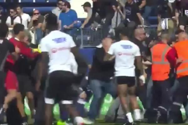 Huliganski pir na Korzici! Umobolni NASILNICI napali igrače Liona, Depaj jedva izvukao živu glavu! (VIDEO)