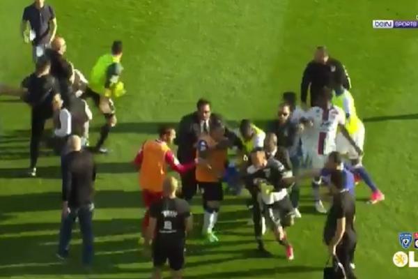 LINČ, HAOS! Huligani Bastije ponovo uleteli na teren i TUKLI fudbalere Liona! (VIDEO)