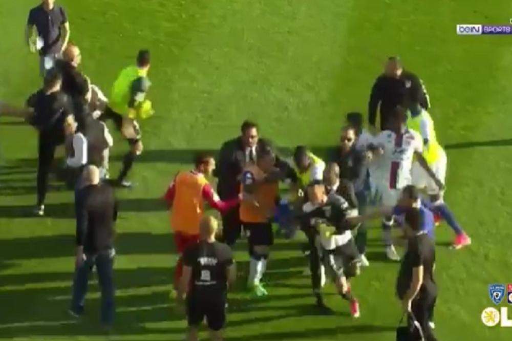 LINČ, HAOS! Huligani Bastije ponovo uleteli na teren i TUKLI fudbalere Liona! (VIDEO)