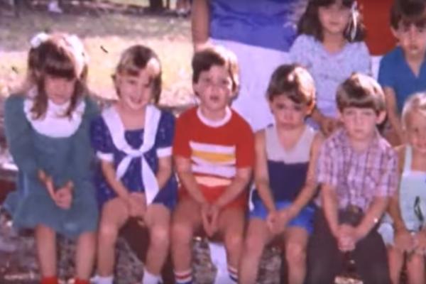 POGLEDALA JE 30 GODINA STARU FOTOGRAFIJU SVOG VERENIKA: A onda je počela neutešno da plače... (VIDEO)