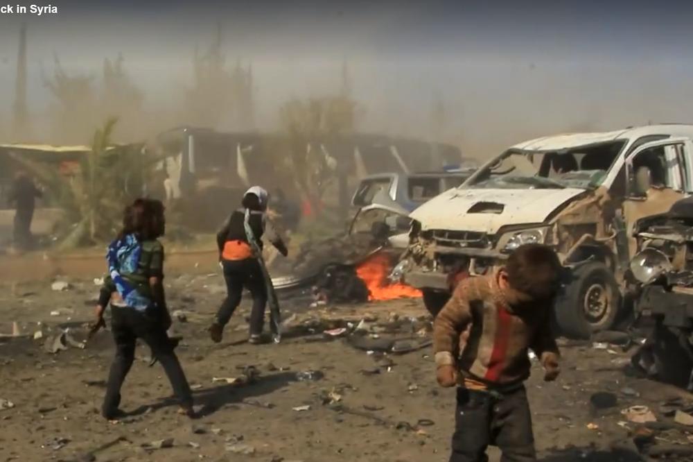 DA LI JE OVO NAJHRABRIJI SNIMATELJ NA SVETU? Bacio kameru i na kolenima u suzama spasavao decu usred užasa u Alepu! (FOTO)