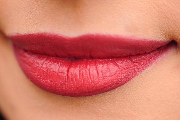 2 trika kako da prepoznate da li je žena povećavala usne! (FOTO) (GIF)