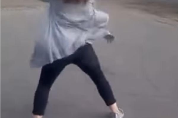 Nije mu bilo lako: Vozača omela devojka koja pleše i tverkuje! (VIDEO)