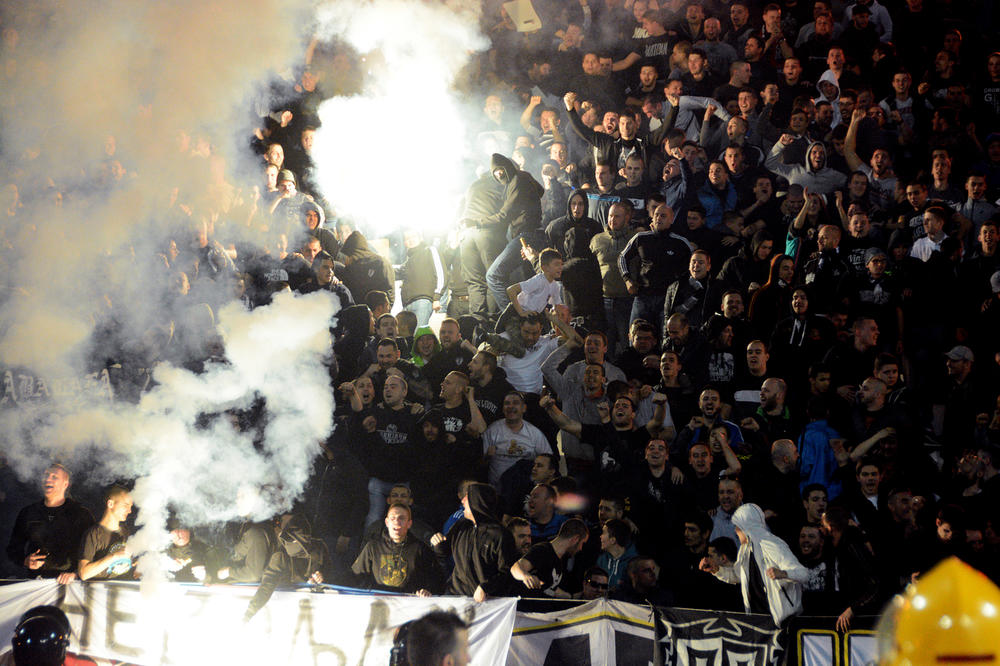 Tuča na istočnoj tribini na poluvremenu, a policije nije bilo nigde!