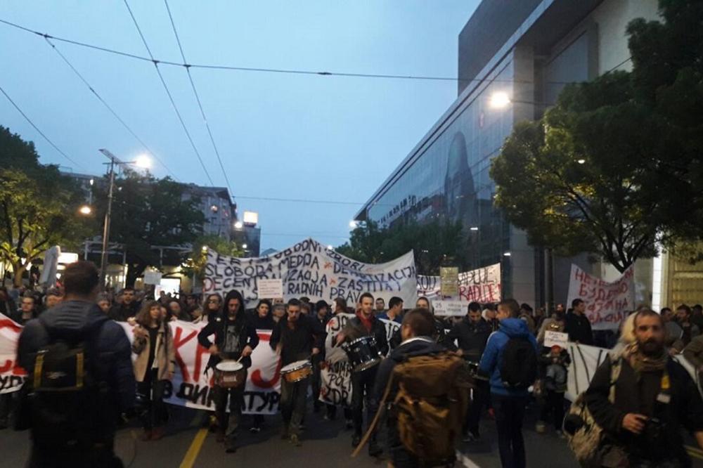 "NEBOJŠA, PADNI MI NA GRUDI!"! Demonstranti završili šetnju, novo okupljanje sutra u 18h! (VIDEO) (FOTO)