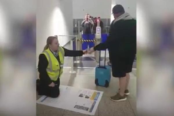 NATERAO POLICAJKU DA KLEČI pred njim, a i njoj se to svidelo (VIDEO)