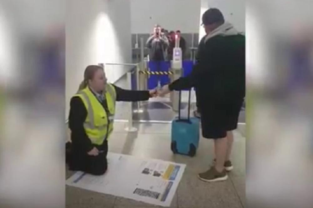 NATERAO POLICAJKU DA KLEČI pred njim, a i njoj se to svidelo (VIDEO)