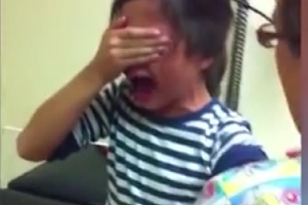 ONA PLAČE, a brat UMIRE OD SMEHA: devojčica je otišla da primi vakcinu, a ova scena će vas sigurno nasmejati! (VIDEO)