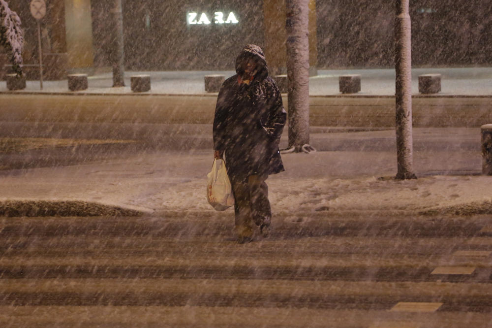 Zimske razglednice iz Sarajeva: Sneg pada od sinoć i izgleda da će potrajati! (FOTO) (VIDEO)