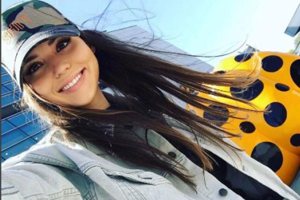 KAKVE NOGE! Piksijeva ćerka  izgleda BRUTALNO, ali šta su joj trebale ove čarape? (FOTO)