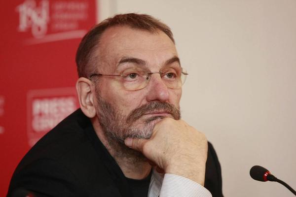 Nakon povratka u parlament gde služite za brisanje keramike, nemoj da se neko pozove na studente! (FOTO)