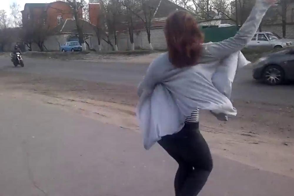Tverkovala pored puta, pa IZAZVALA TEŠKU SAOBRAĆAJKU! (VIDEO)