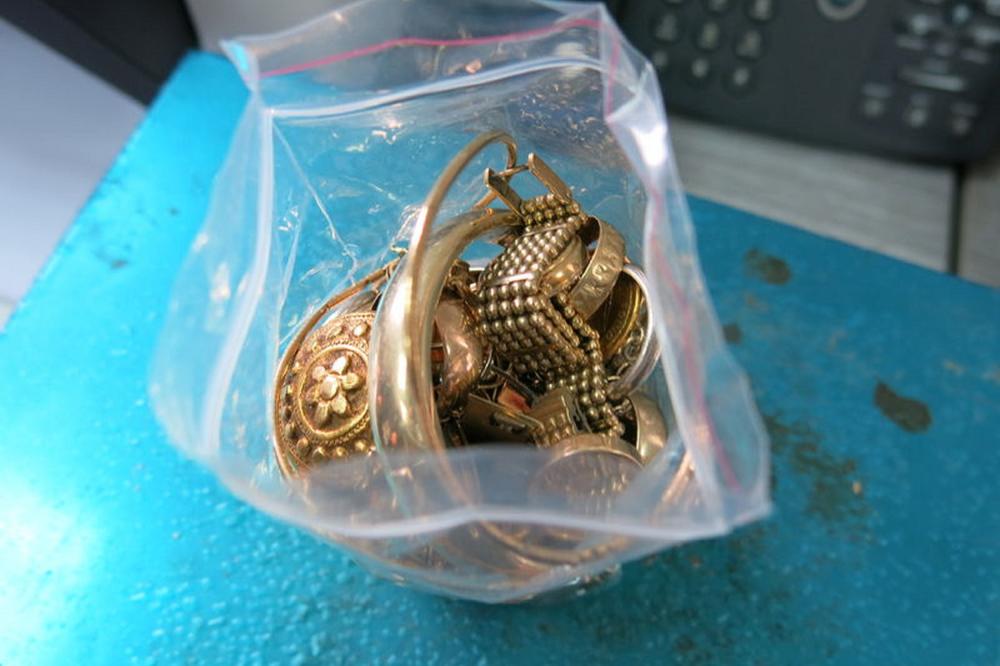 IZ GAĆA PRELIVA ZLATO: Šverceri uhapšeni sa donjim vešom punim nakita! (FOT)