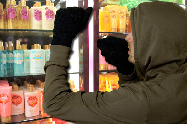 VRATI TO, NARKOMANČINO! MOJOJ DECI IZ USTA UZIMAŠ, A KRADEŠ ZA DROGU: Scena iz BG parfimerije proganjaće me do kraja života!