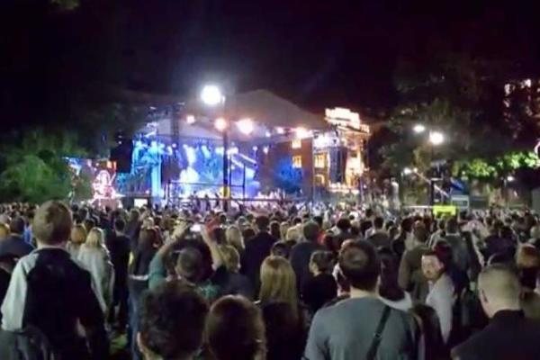 UŽASNA NEZGODA! Slavni srpski muzičar pao niz stepenice! Svi koncerti otkazani