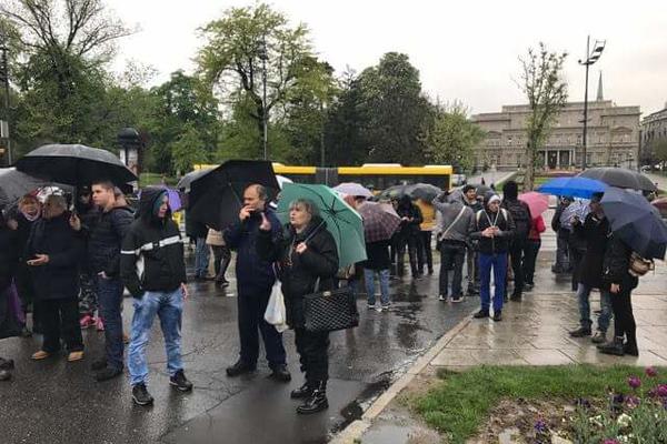 Demonstranti opkolii Šeseljeva kola, a onda je NJEGOV TELOHRANITELJ izašao iz automobila! (VIDEO)