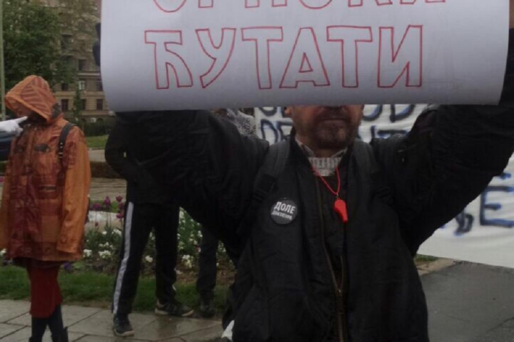 Vreme im nije išlo na ruku, ali ONI SU IPAK ŠETALI i po pljusku!  Demonstranti na ulice izašli i 18. dan, za sutra najavljen novi protest! (FOTO) (VIDEO)