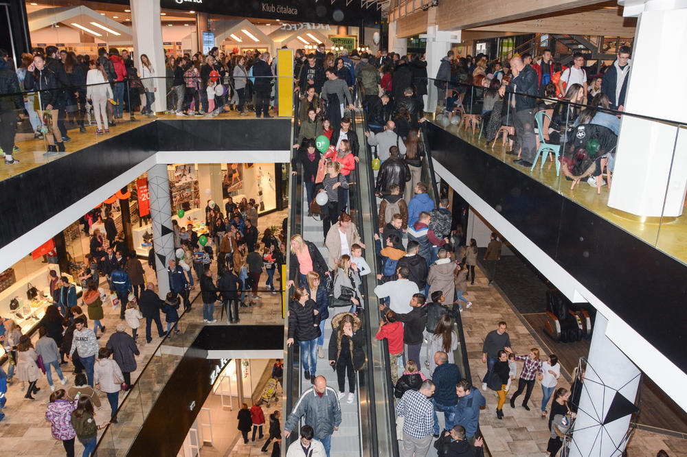 RAJ ZA ŠOPINGHOLIČARE: Otvoren Big Fashion šoping centar na Karaburmi, LJUDI ČEKALI U REDOVIMA! (FOTO) (VIDEO)