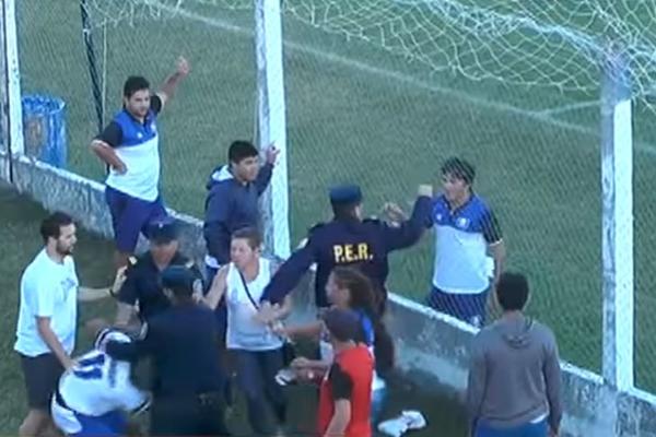 NOVI POKUŠAJ LINČA FUDBALERA: Huliganima se priključio stručni štab u divljačkom napadu! (VIDEO)