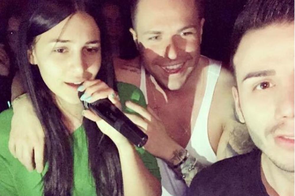 KOJA VAM BOLJE ZVUČI? Anastasija zapevala mamin hit i digla pun kafić na noge! (VIDEO)