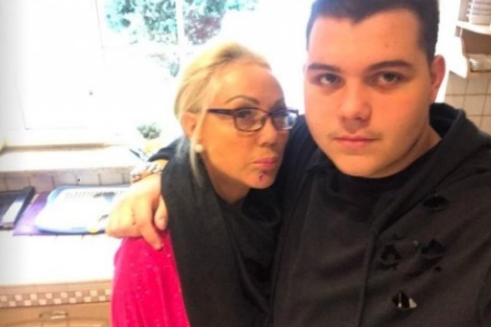 BRENA SLAVI ARANĐELOVDAN, A ONI SE ZABAVLJAJU! Viktor TAJNO SNIMAO DEVOJKU, ona se postidela čim je videla šta radi