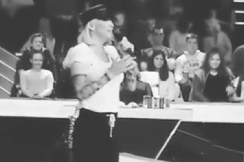 Karleuša bosa izašla na binu, pa oduvala hit Marije Šerifović! SVI SU SE NAJEŽILI! (VIDEO)