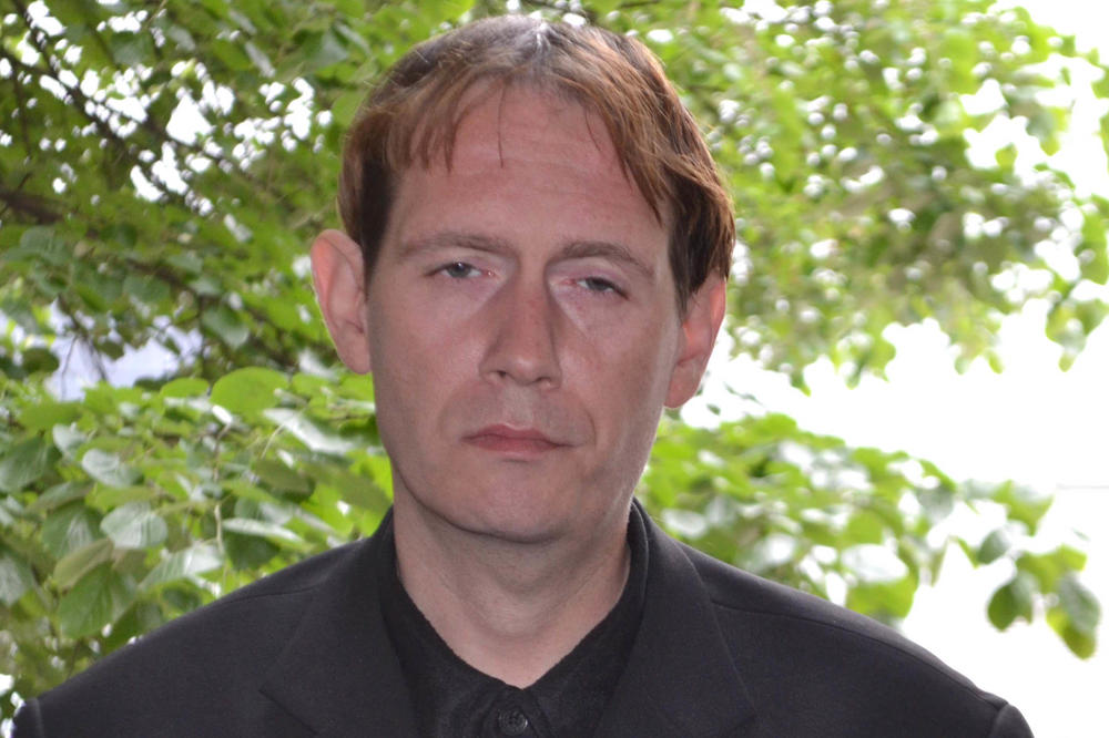 AKO JE I VAS PREVARIO, JAVITE SE POLICIJI! Hrvat se predstavljao kao radnik TV Foks i nudio posao u EU! (FOTO)