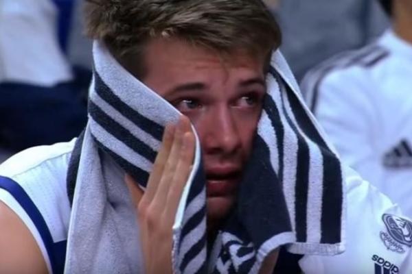 VIDI SE DA JE DETE! Luka Dončić briznuo u plač usred utakmice! (VIDEO)