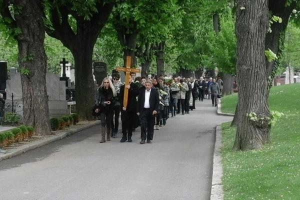 DA LI JE OVO U REDU? Naš glumac objavio fotografiju sa sahrane, sa sve skandaloznim komentarom! (FOTO)