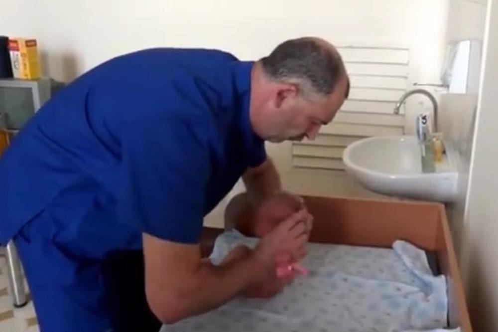 CEO SVET GA MRZI, a da li ćete i vi? Ovaj pedijatar je svojim pregledom zgranuo roditelje! (VIDEO)