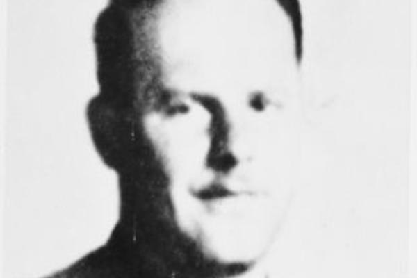 ZVALI SU GA FRA SOTONA: Tražio je od učiteljice da odabere jedno srpsko dete. Devojčica mu je prišla, a on ju je podigao na sto...