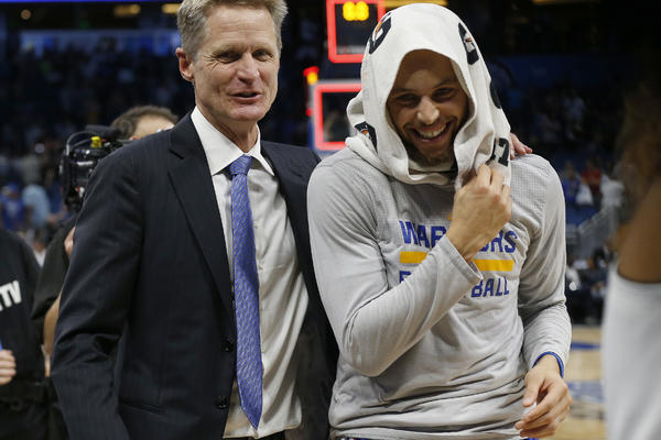 LEKARI NE ZNAJU UZROK! Golden Stejt ostao bez trenera, Stiv Ker ne može da hoda! (FOTO)