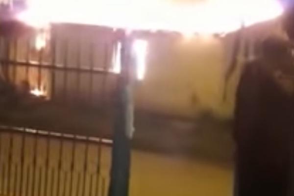 JEZIV SNIMAK POŽARA! Pogledajte kako je GORI KUĆA i mladić u njoj! (VIDEO)