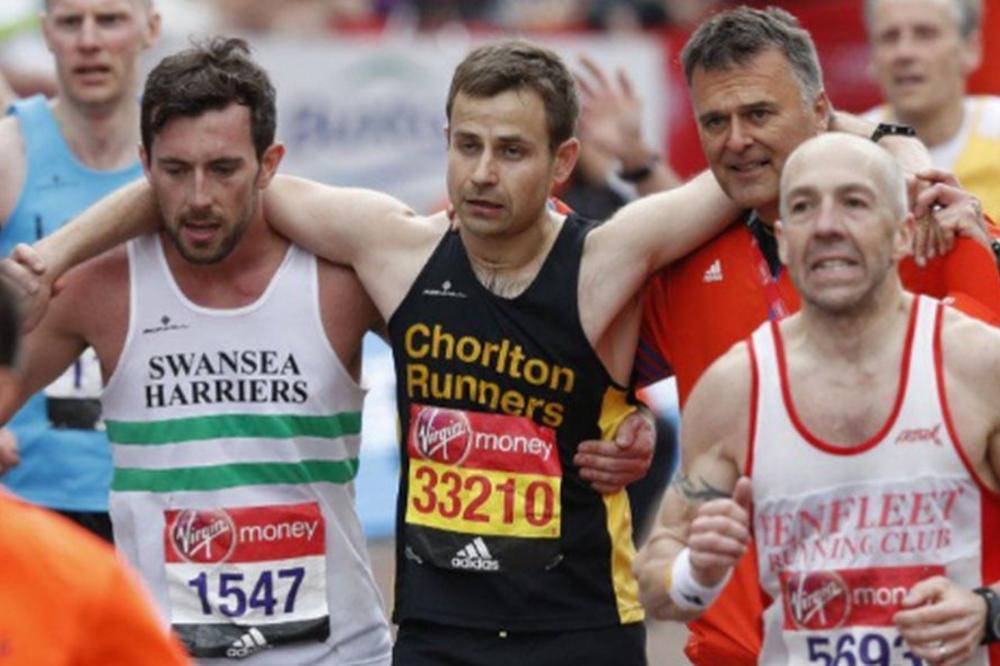 DAJTE MU MEDALJU ZA LJUDSKOST! O gestu sa maratona u Londonu priča ceo svet I TO SA RAZLOGOM!  (VIDEO)