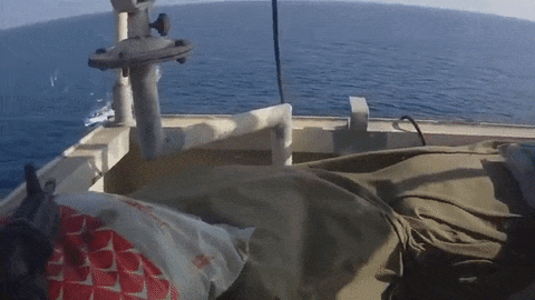AKCIONI FILM, ALI UŽIVO! Pirati napadaju brod, obezbeđenje žestoko uzvraća rafalima! (VIDEO)