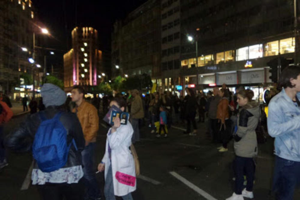 IZA DECE STOJE KEVE! Završen 22. protest, demonstranti stigli do "Moskve" pa se razišli! Nove demonstracije sutra u Savamali!  (FOTO) (VIDEO)