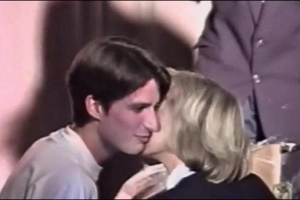 OVAKO JE IZGLEDAO PRVI POLJUBAC: Makron (15) ljubi tadašnju profesorku i sadašnju suprugu Brižit Tronje (40)