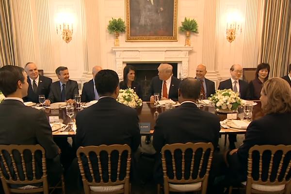 NOVI GAF DONALDA TRAMPA: Pitao je prisutne nešto o ambasadorki SAD, SVI SU ZANEMELI! (VIDEO)