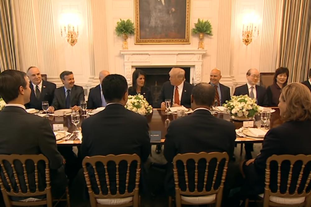 NOVI GAF DONALDA TRAMPA: Pitao je prisutne nešto o ambasadorki SAD, SVI SU ZANEMELI! (VIDEO)