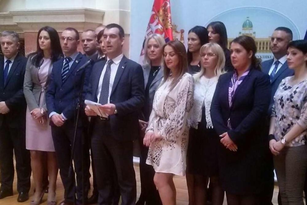 PROTESTUJU UZ FAŠISTIČKE SIMBOLE, JANKOVIĆ STOJI IZA SVEGA: Poslanici SNS oštro o pobuni u Srbiji!