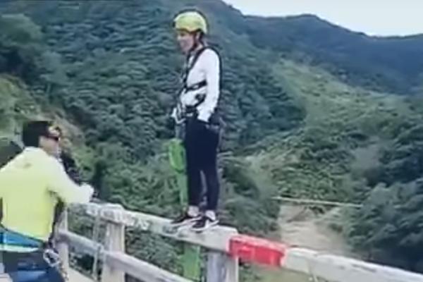 POJAVIO SE NAJJEZIVIJI SNIMAK GODINE: Devojka poginula prilikom BANDŽI skoka! (VIDEO)