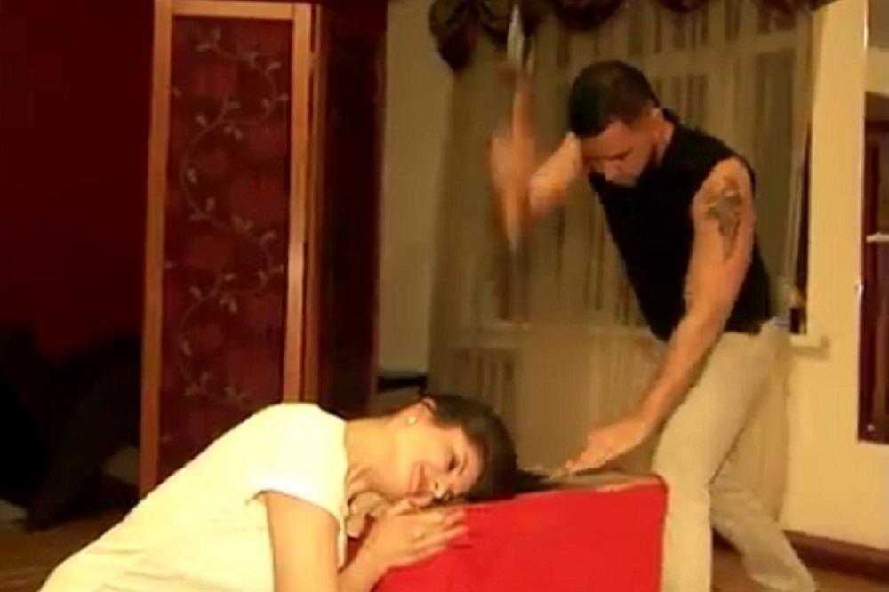 Žene stavljaju glavu na panj, a Rus ih šiša SEKIROM! (VIDEO)