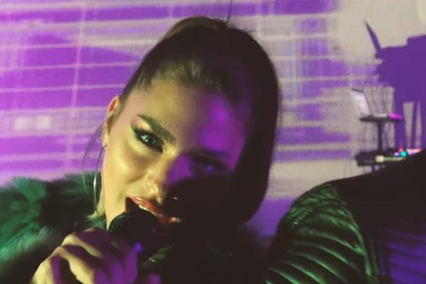 PRAVA BOMBA! Ona je ćerka našeg poznatog pevača i izgleda TOP! (FOTO) (VIDEO)